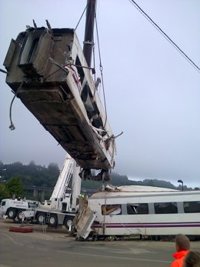 Accident.- La comitiva judicial fa inspeccions oculars a l'espera que les grues retirin dos vagons