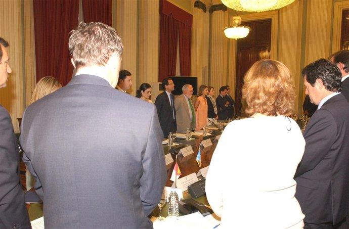 Arias Cañete y consejeros minuto de silencio 