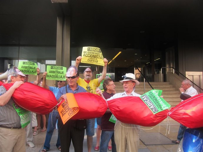 Protesta frente a la sede valenciana de Bankia