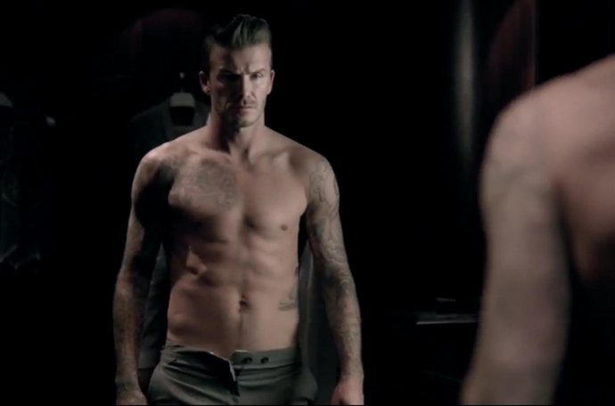 David Beckham enseña de nuevo su escultural cuerpo para anunciar su nueva fragan
