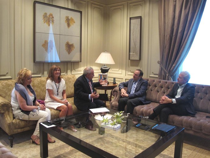 Sanz y Del Río, con los representantes de la Cofradía