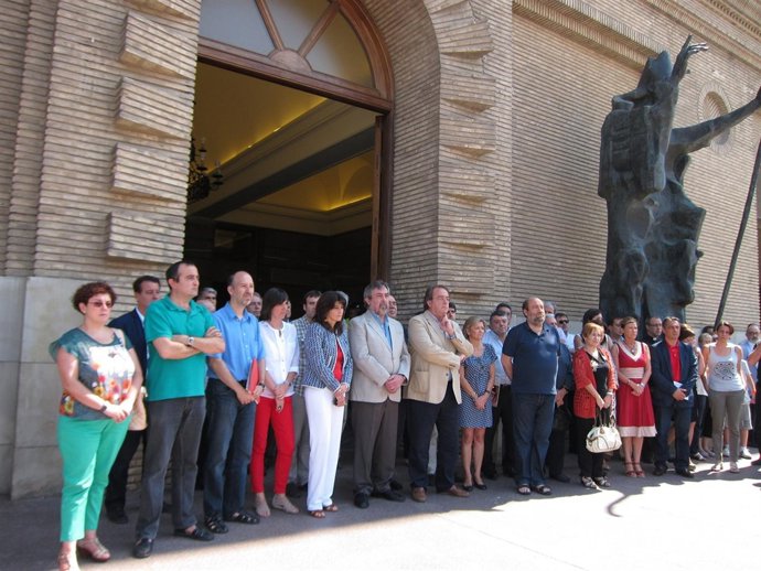 Minuto de silencio ante el Consistorio zaragozano