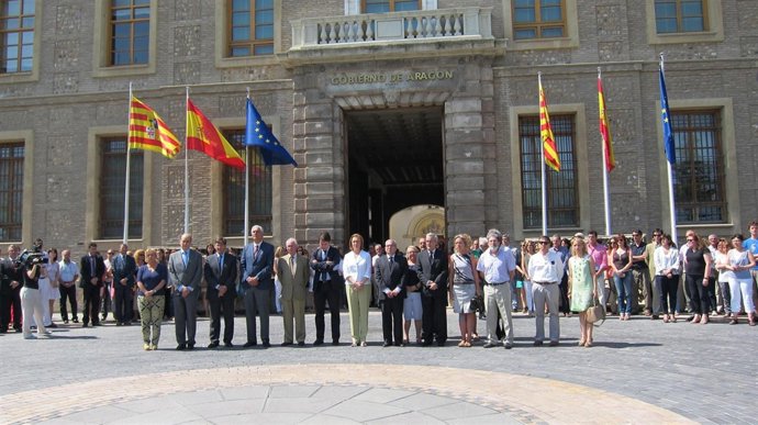 Minuto de silencio en el Gobierno de Aragón