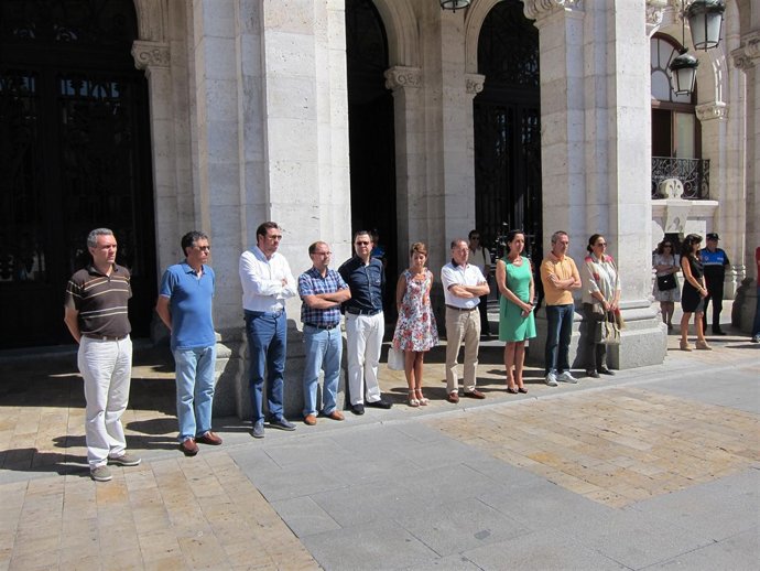 Miembros del Ayuntamiento de Valladolid guardan un minuto de silencio.