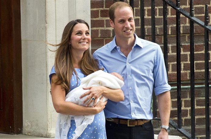 Kate Middleton y el Príncipe Guillermo salen del hospital con George Alexander 