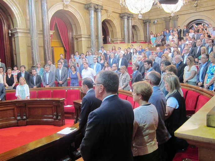 Minuto de silencio del Parlament por el accidente de Santiago