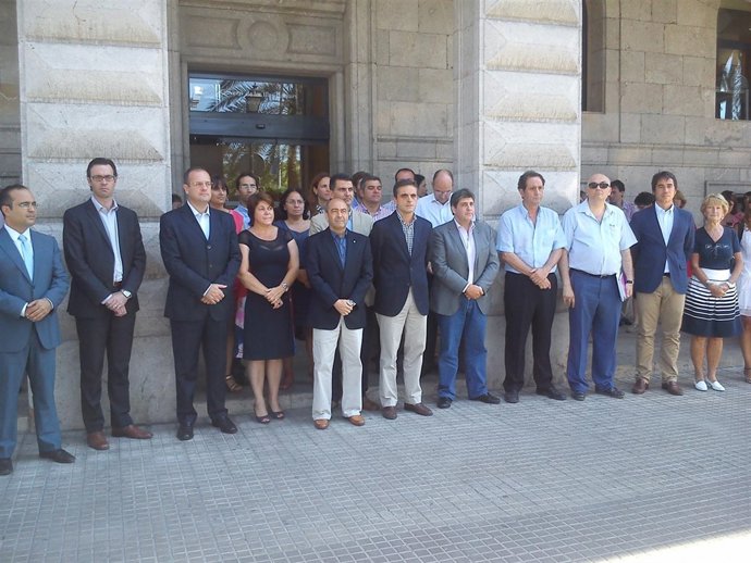 Antonio Gómez y José Vicente Marí en el minuto de silencio