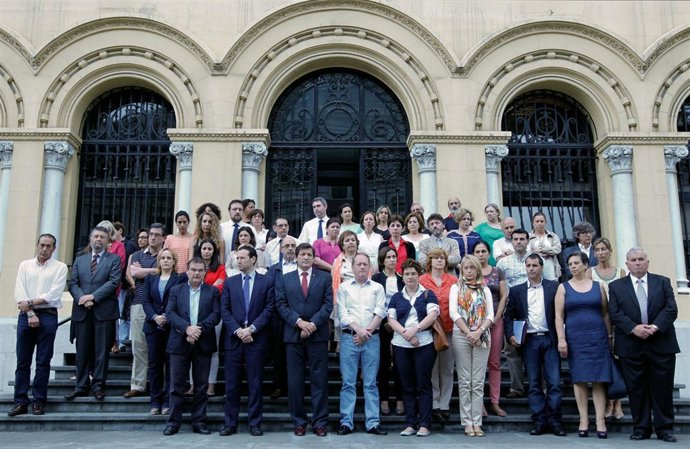 Concentración en memoria de las víctimas del accidente ferroviario de Santiago
