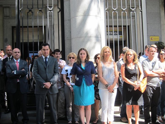 MInuto de silencio por accidente en Santiago ante la Secretaria de Igualdad