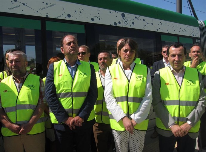 Consejera de Fomento guarda un minuto de silencio por las víctimas de Santiago