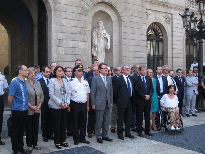 Artur Mas y Xavier Trias presiden un minuto de silencio de pésame