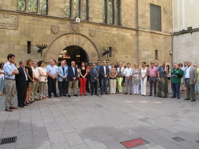 Minuto de silencio ante el Ayuntamiento de Lleida
