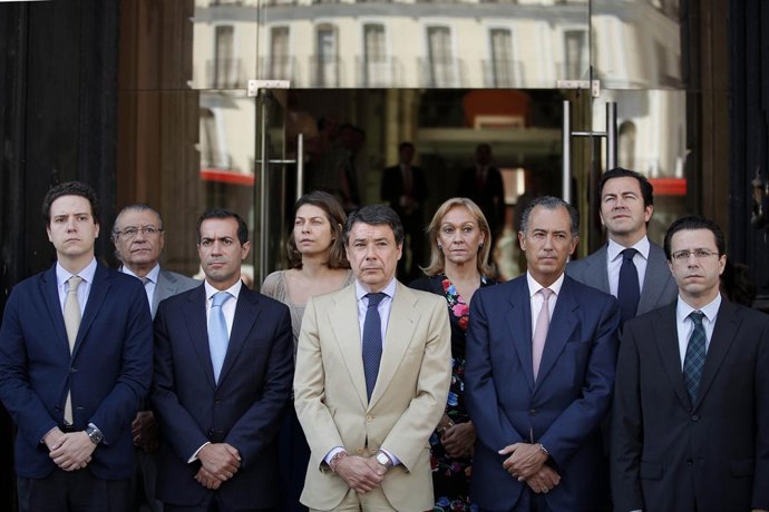 González y su Gobierno durante el minuto de silencio por el accidente de Galicia