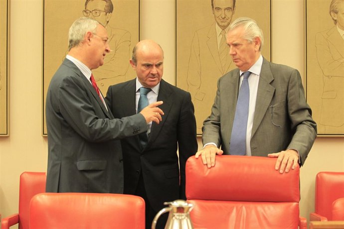Luis de Guindos en una comisión en el Congreso