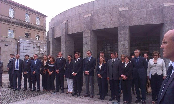 La Xunta junto con Mariano Rajoy y Ana Pastor guardan un minuto de silencio