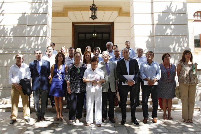 Munto de silencio ante la Diputación de Alicante