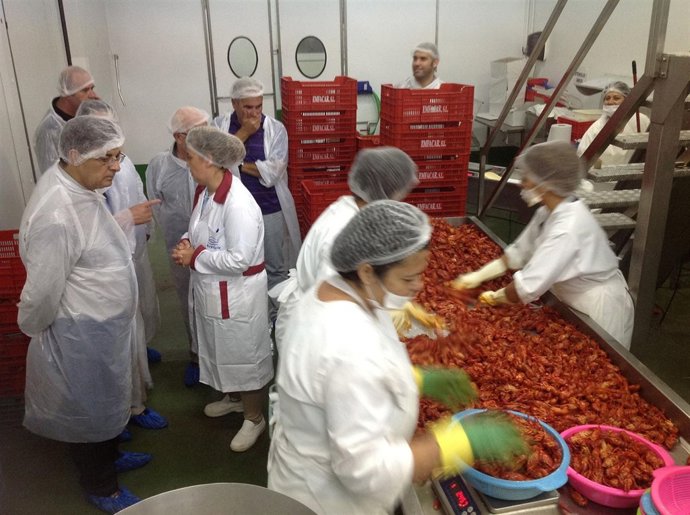 Valderas, durante la visita a Isla Mayor