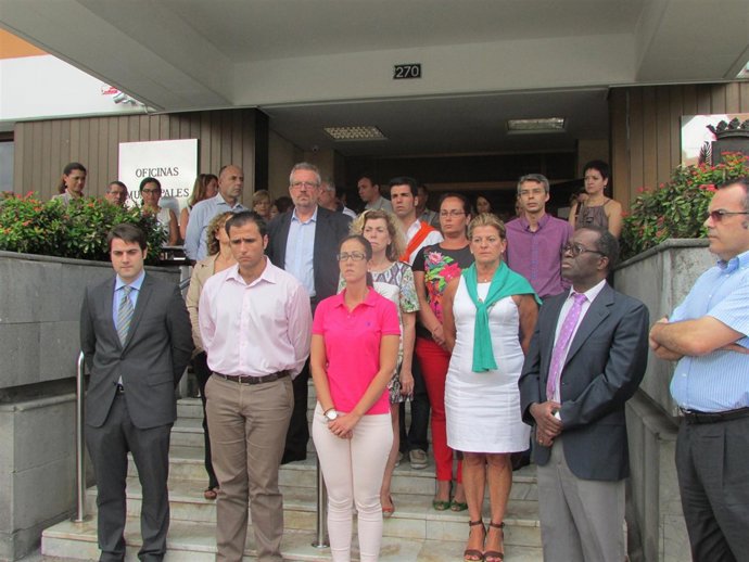 Minuto de silencio a las puertas de las Oficinas Municipales