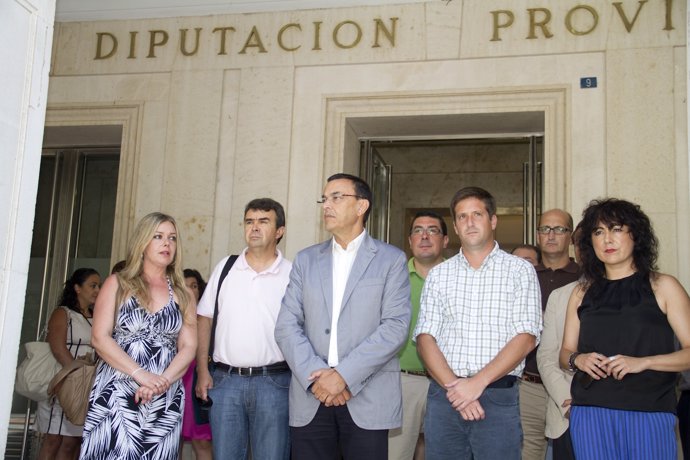 Diputados de Huelva guardan un minuto de silencio por el accidente de Santiago.