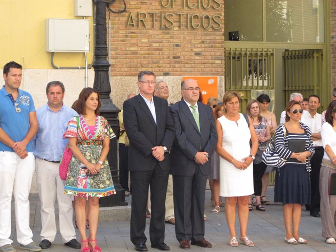 El alcalde de Teruel y otras autoridades, en el minuto de silencio