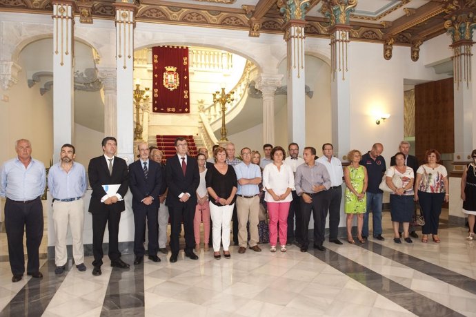 Minuto de silencio en Ayuntamiento de Cartagena por víctimas accidente de tren