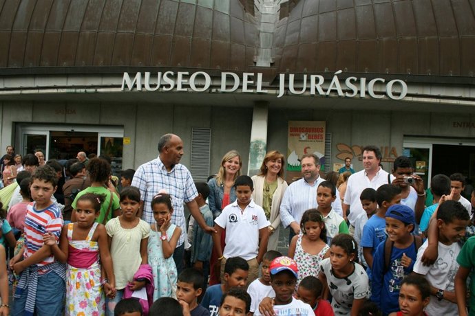 La consejera (centro), acompañada de niños saharauis.