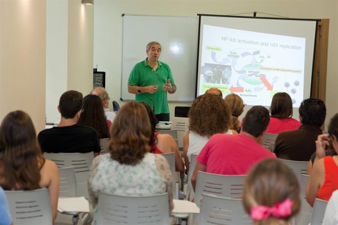 José Alcami en los Cursos de Verano de la UMA 