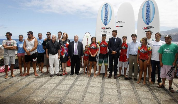 Autoridades políticas y surfistas