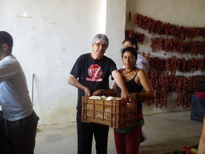 Cabello y Álvarez sostienen una caja con productos de la huerta de 'Somonte'