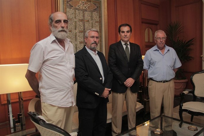 Nieto (2º dcha.) con la directiva de la Asociación del Camino de Santiago