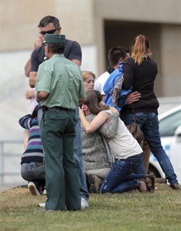 Foto del jueves de familiares de una de las víctimas del accidente de tren ocurr