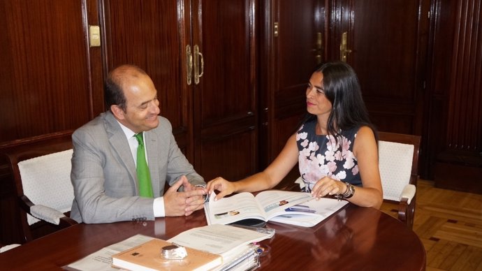 Cardona presenta su plan de empleo a la Delegada del Gobierno en Canarias