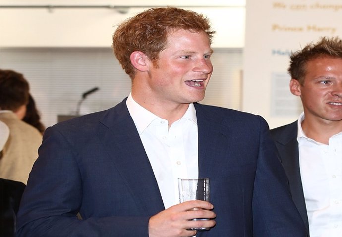 El príncipe Harry bromea sobre su primer sobrino George Alexander Louis