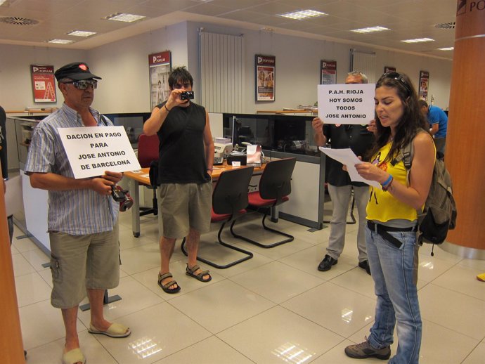 Miembros de la PAH protestan en la sede bancaria