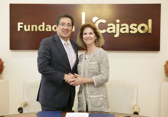 Presidente de la Fundación Cajasol, Antonio Pulido, e Isabel León Borrero