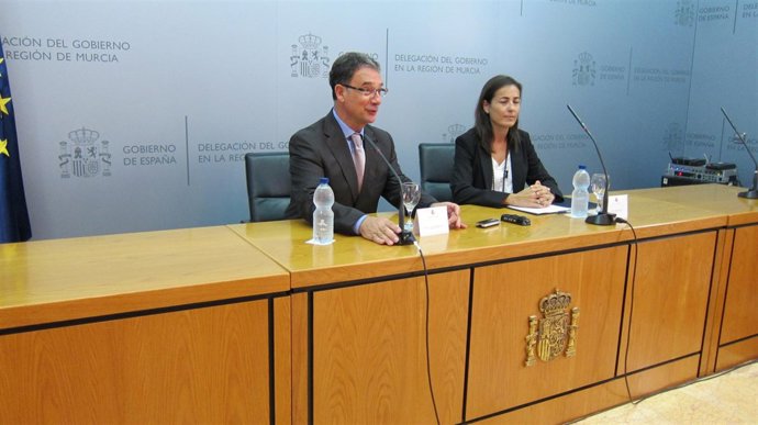 El delegado del Gobierno acompañado de la directora general de Tráfico