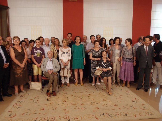 Gamarra, con los homenajeados y sus familiares   
