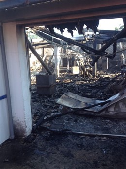 Aspecto de la nave industrial de palets y persianas de madera tras el fuego