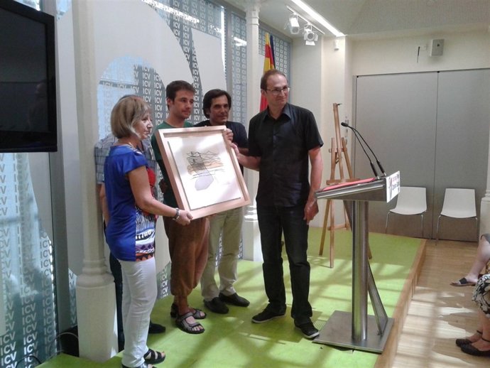 El colíder de ICV, Joan Herrera, entrega el premio Cirpiano a Stop Eurovegas