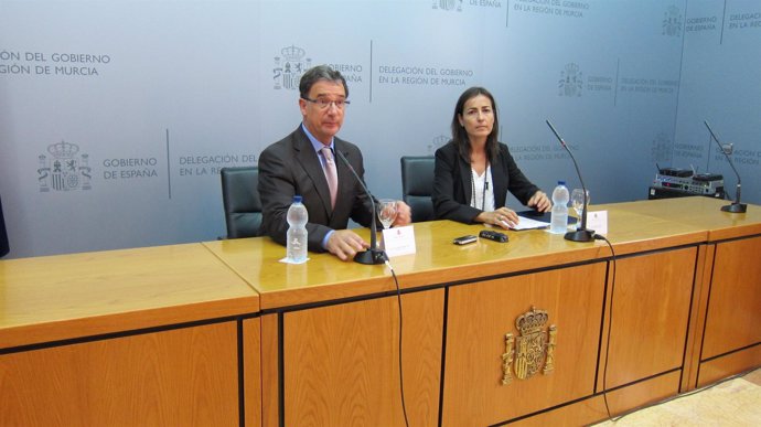 La directora general de Tráfico, María Seguí, y el delegado del Gobierno