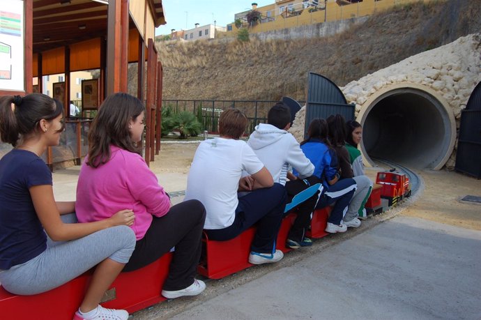 Imagen de una visita escolar al Centro para la Educación del Turismo Sostenible.