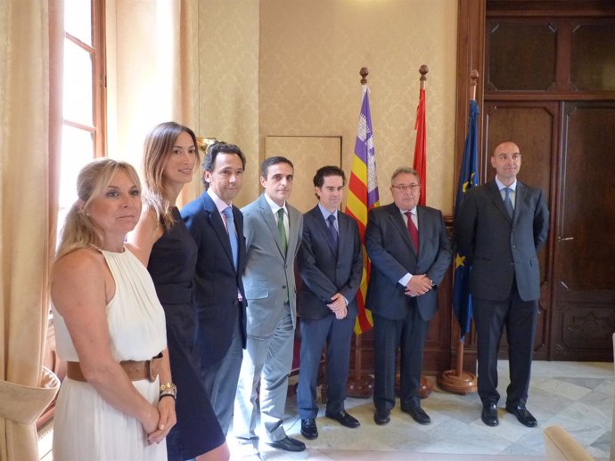 José Vicente Marí con los representantes de las entidades financieras