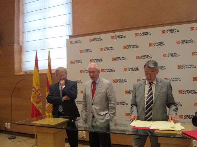 Firma de los dos convenios en la sede del Gobierno de Aragón.