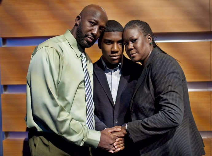 Los padres y el hermano (centro) de Trayvon Martin