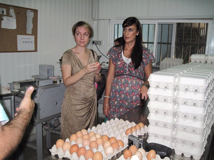 Irene Sabalete visita la granja avícola de Aldeahermosa de Montizón