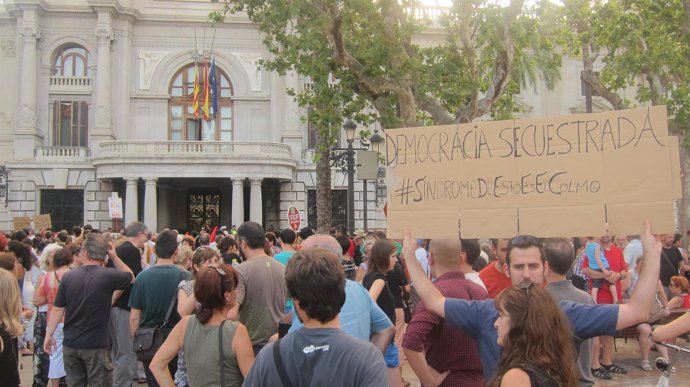Manifestantes frente al Ayuntamiento para exigir la dimisión del Gobierno