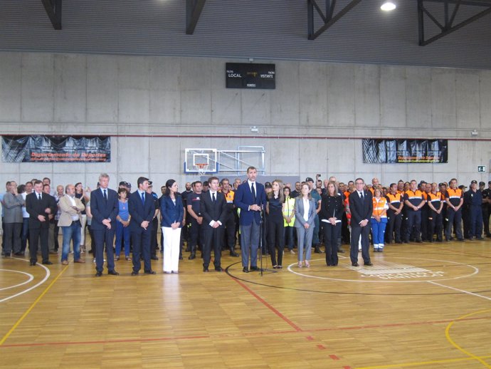 Los Príncipes de Asturias visitan al personal de emergencias en Santiago