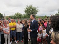 Los príncipes de Asturias visitan a los vecinos de Angrois a los que califican de "ejemplo"