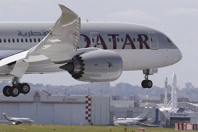Un Boeing 787 Dreamliner de Qatar Airways aterriza en el aeropuerto Le Bourget, 