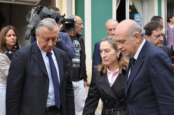 Ministra de Fomento, Ana Pastor, y de interior, Fernández Díaz visitan Angrois